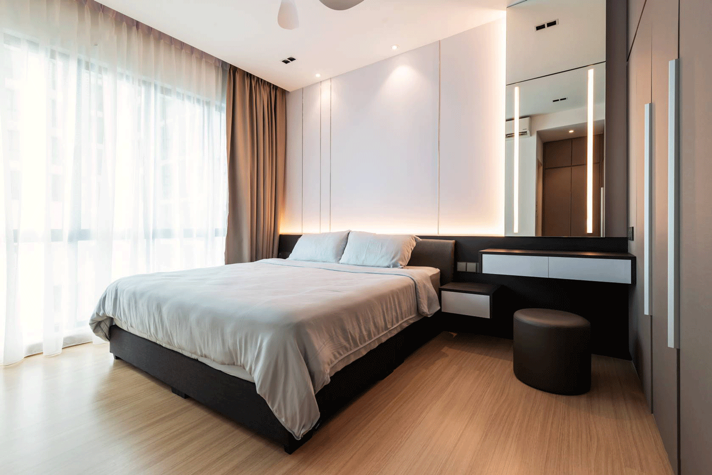 Phòng ngủ được phối màu nhẹ nhàng mang lại cảm giác dễ chịu, thoải  mái